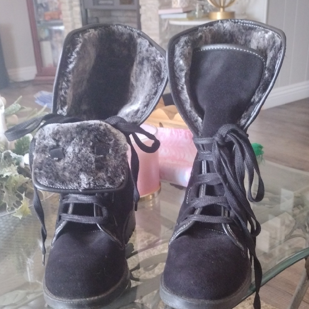 Women's Black Fur-Lined Boots in excellent condition Taos brand .  Suede and fur